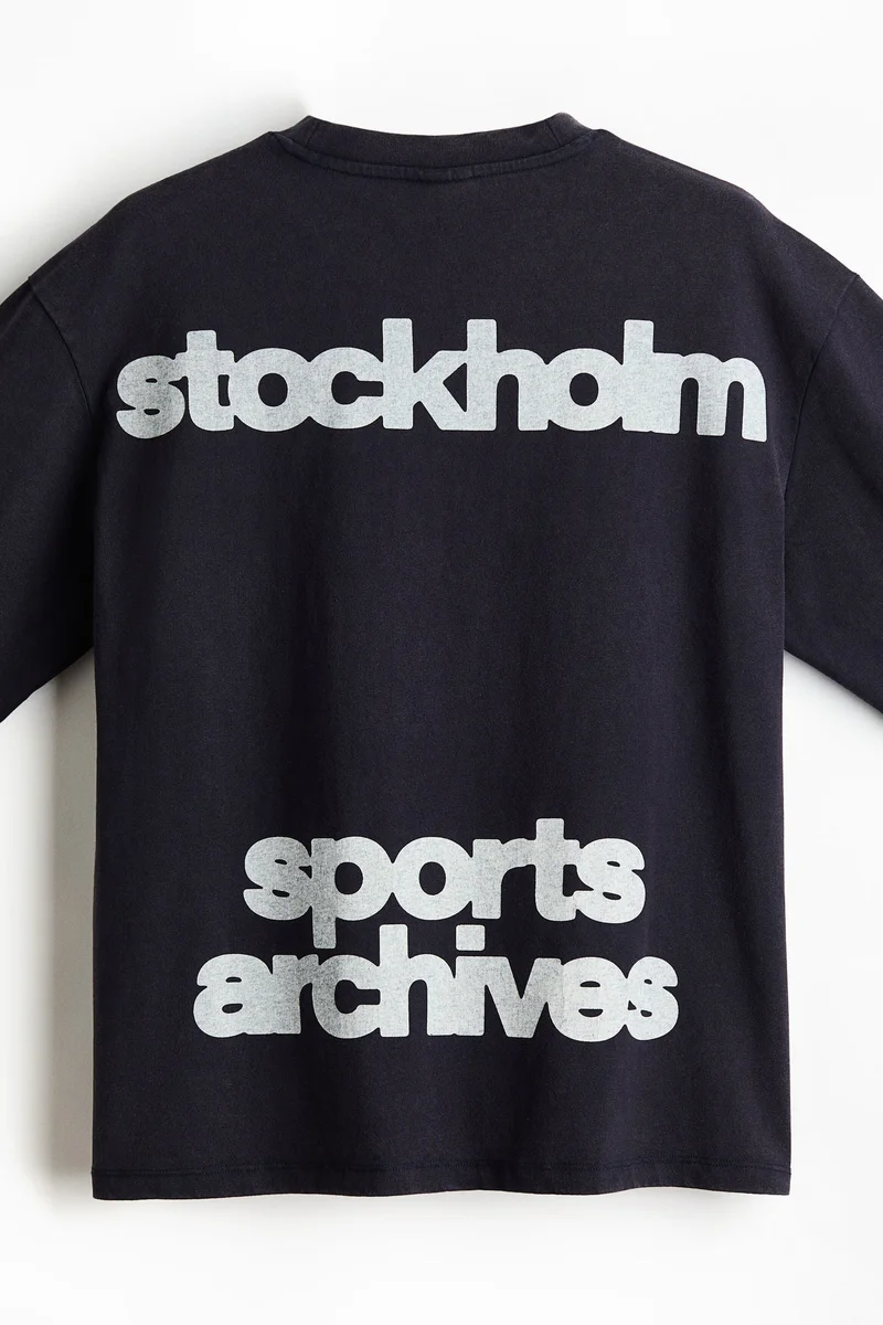 اتش اند ام بلوزة بأكمام طويلة مطبوعة بقصة فضفاضة